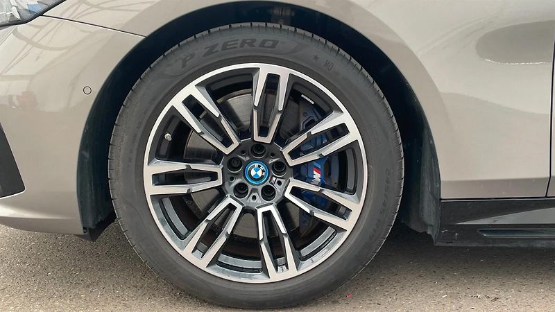 BMW i5 M60 xDrive HuD 360 H/K 4zon - fotka 4 z 11
