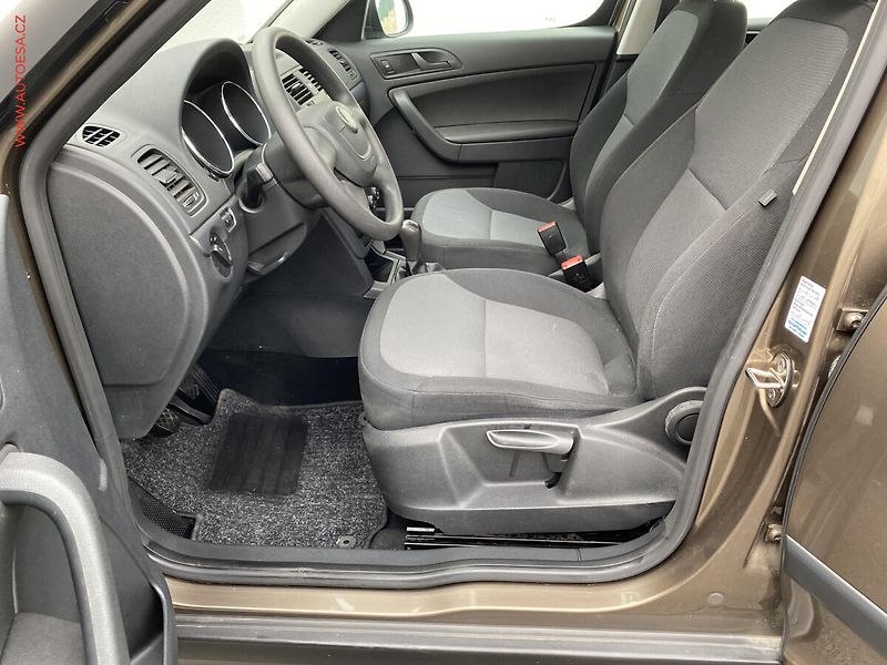 Škoda Yeti (2012) 1.2 TSi, AC, výhřev sed - fotka 9 z 16