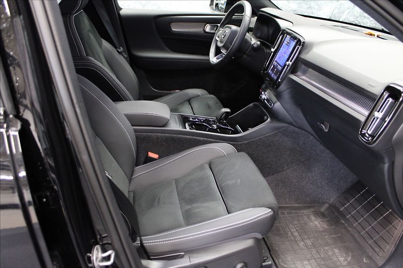 Volvo XC40 2,0 B4 Black e. ultra AT 2025 - fotka 8 z 24