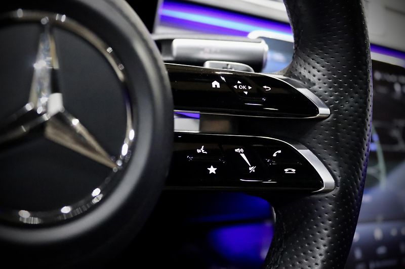 Mercedes-Benz Třídy S 580 Long 4Matic V8 370 kW - fotka 26 z 43