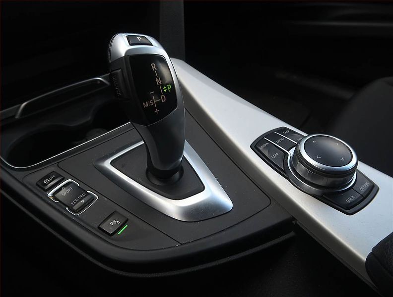BMW Řada 3 (2018) 318 d, Automat, Serv.kniha - fotka 13 z 16