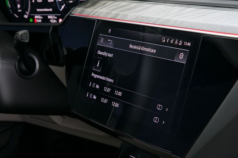 Audi e-tron 55 300kW S-Line Tažné Panorama - fotka 32 z 47