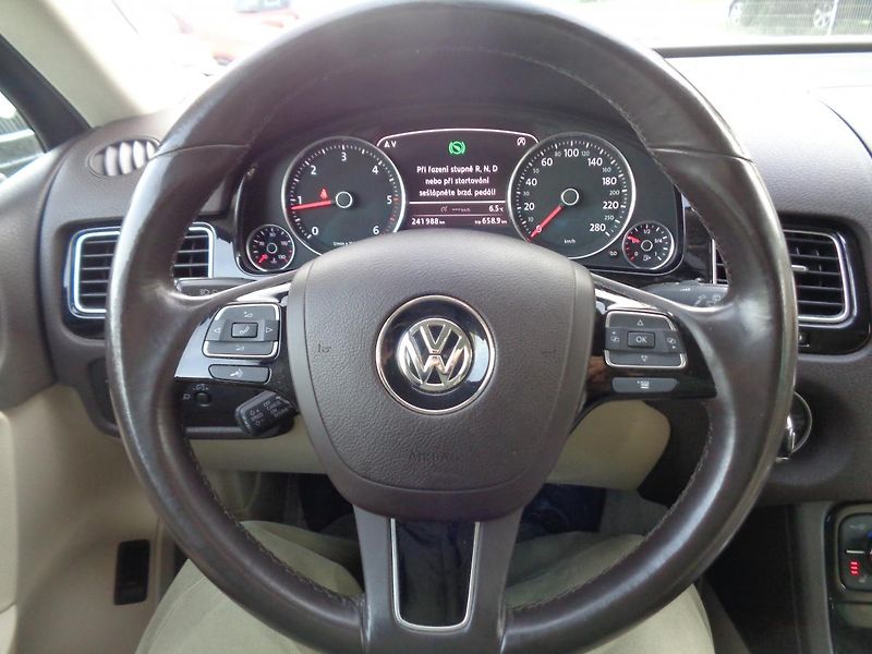 Volkswagen Touareg 3,0 TDI - fotka 13 z 16