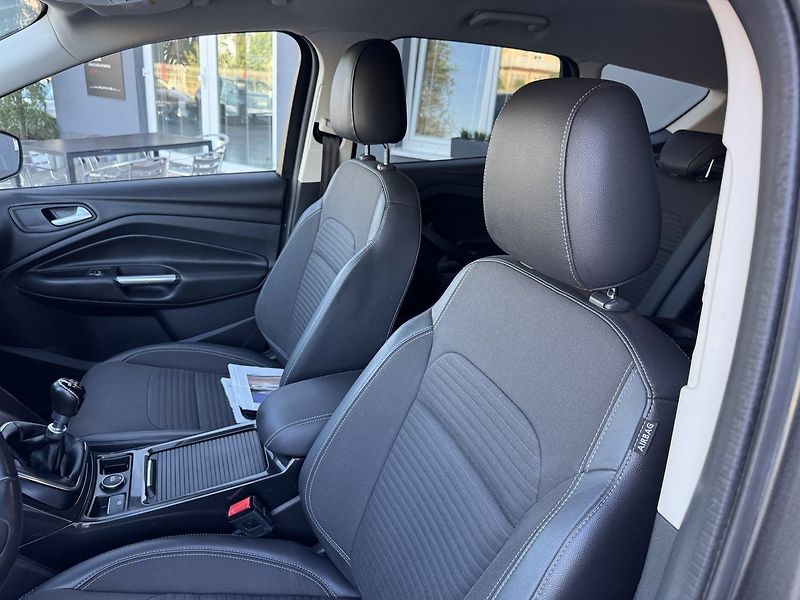 Ford Kuga (2017) 2.0TDCi AWD Xenony Kamera - fotka 24 z 49
