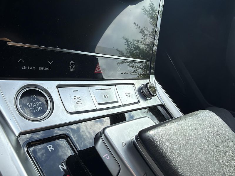 Audi Q8 e-tron 55 Quattro B&O S-Line Head-Up  - fotka 23 z 25