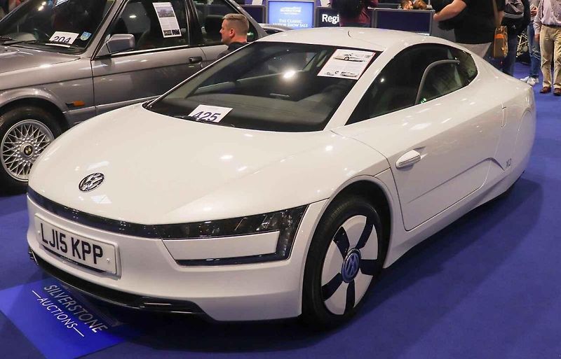 Nízká příď a zakulacená kabina prozrazují, že při návrhu XL1 rozhodovala především aerodynamika.