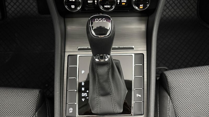 Škoda Superb 2.0 TDI DSG Style Combi - fotka 22 z 25