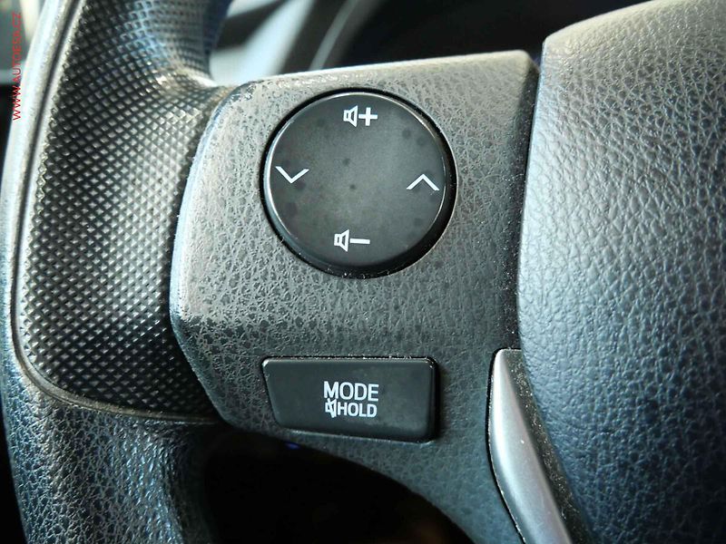 Toyota Auris (2013) 1.3i, ČR - fotka 15 z 20