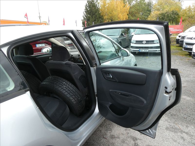 Citroën C4 1,6 i 80kW 2x kola, serviska - fotka 18 z 33