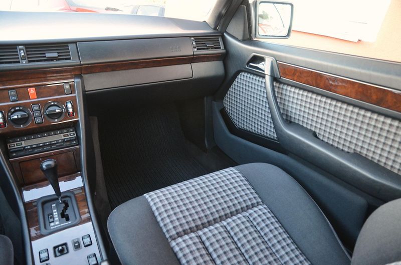 Mercedes-Benz 124 (1988) W124 300 CE 132kW AUTOMAT - fotka 24 z 39