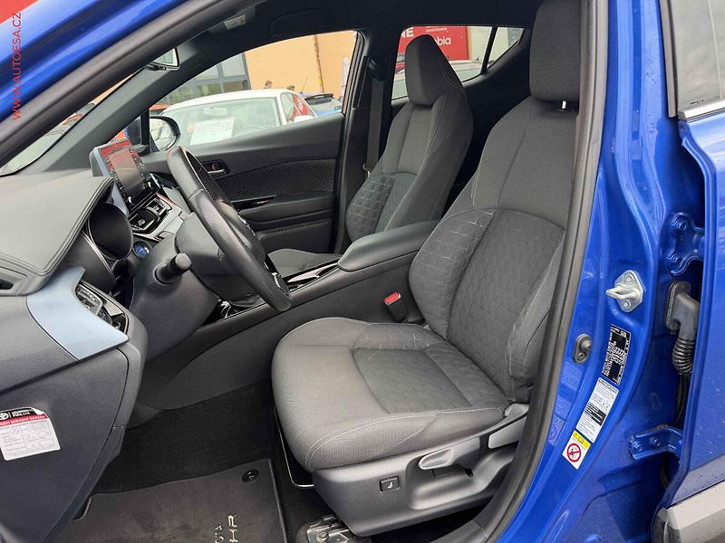 Toyota C-HR (2020) 1.8VVT-i Hybrid, 1.maj,ČR - fotka 9 z 17