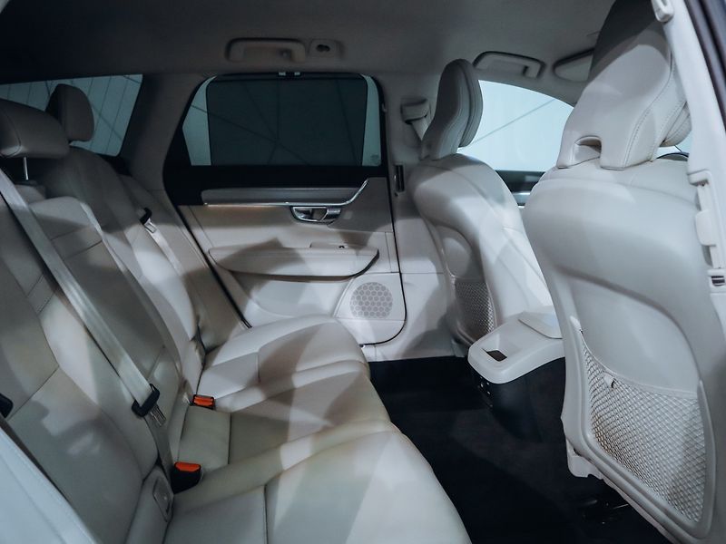 Volvo V90 D5 Momentum 173 kW AWD - fotka 24 z 28