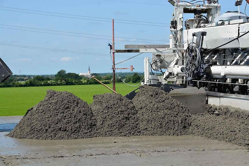 Pokládka betonové vrstvy vozovky je milníkem stavby dálnice D1 na úseku Říkovice - Přerov. Stavebníci ji zahájili tento týden.