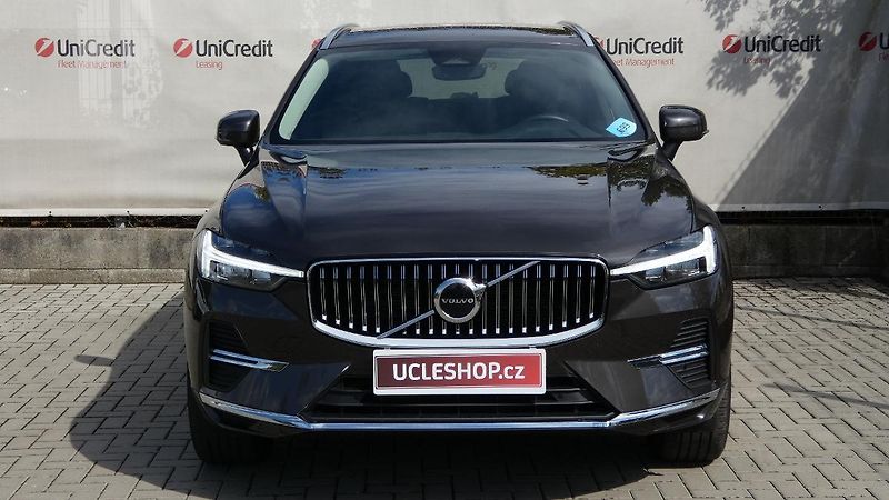 Volvo XC60 B4 AWD Plus Bright Auto - fotka 2 z 23