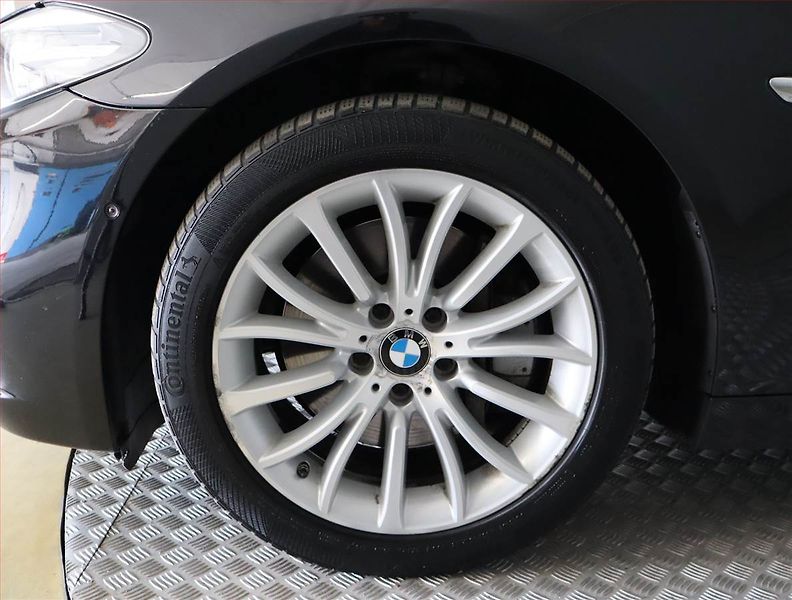 BMW Řada 5 (2015) Luxury Line 530d xDrive, 4X4 - fotka 15 z 32