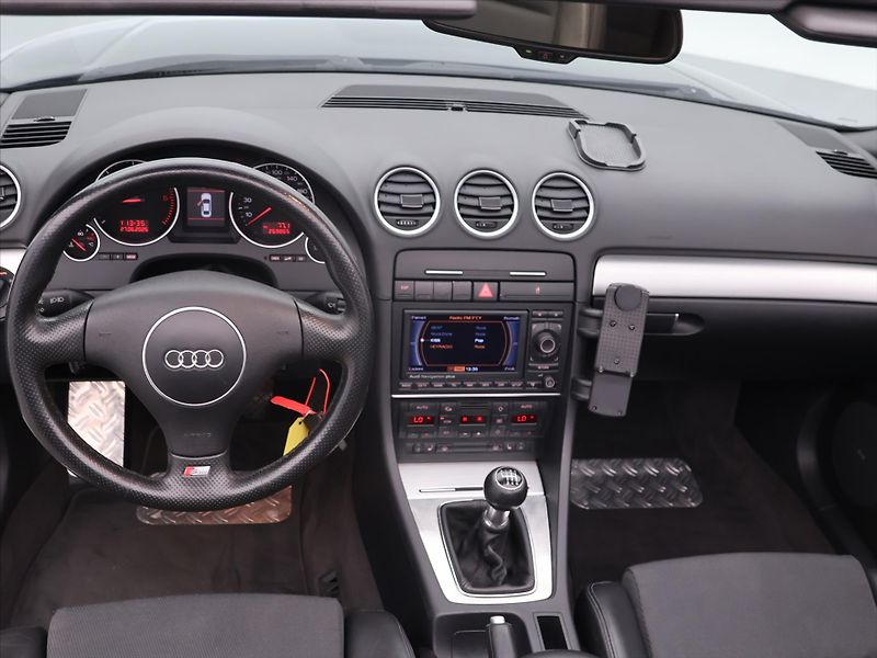 Audi A4 2,5 TDI  120kW MAN Cabriolet - fotka 24 z 31
