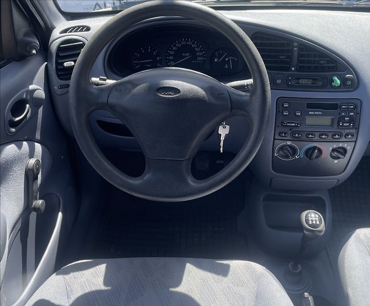 Ford Fiesta 1,3 i,STK 8/27 - fotka 12 z 19
