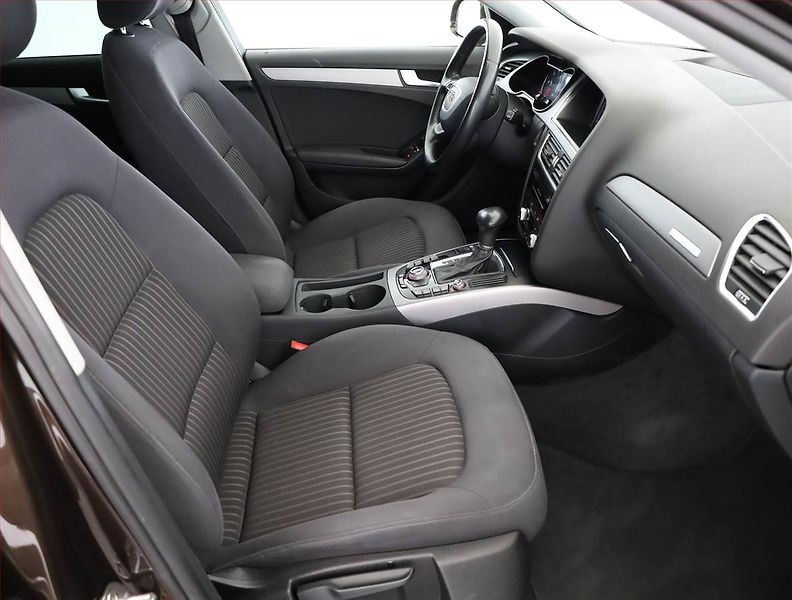 Audi A4 (2013) 2.0 TDI, 4X4, Automat, Navi - fotka 7 z 16