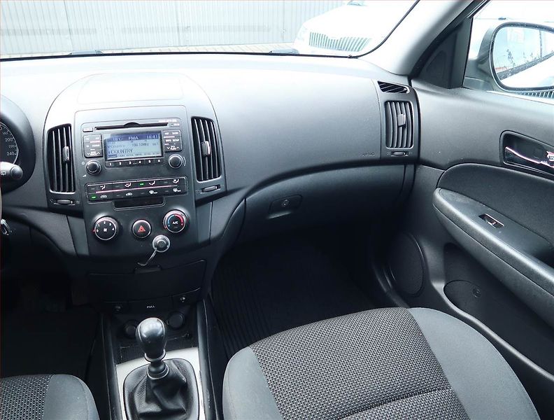 Hyundai i30 (2010) 1.6 CRDi, Serv.kniha, po STK - fotka 8 z 14