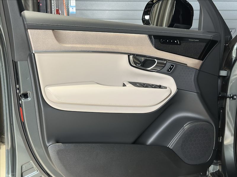 Volvo XC90 (2026) 2,0 T8  Plus Dark - fotka 17 z 37