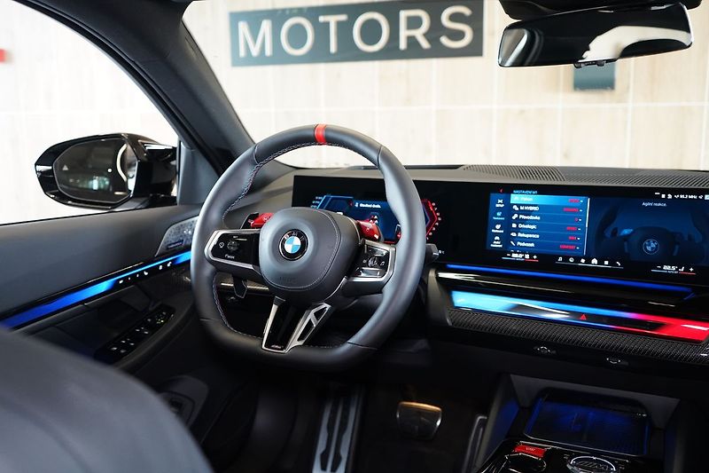BMW M5 B&W, Ventilace, Panorama, HUD - fotka 49 z 50