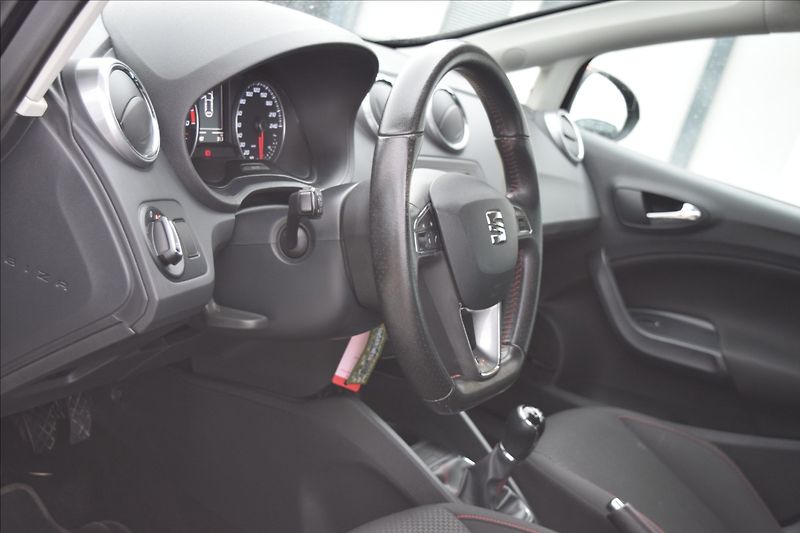Seat Ibiza 1,2 i 66KW FR-LINE NÍZKÉ KM - fotka 18 z 39
