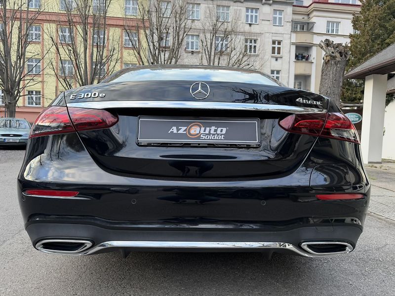 Mercedes-Benz Třídy E (2020) 300E 4MATIC PLUG-IN HYBRID - fotka 12 z 40