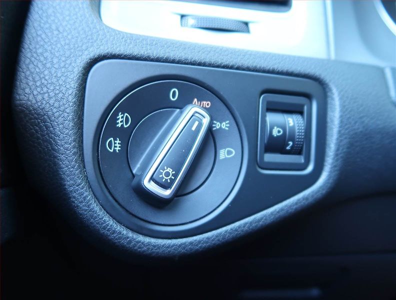 Volkswagen Golf (2014) 1.6 TDI, Navi, Tempomat - fotka 19 z 23