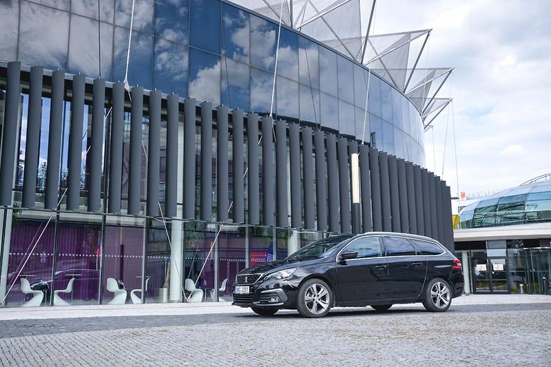Peugeot 308 (2020) SW GT Line 1.5 BlueHDi 130 1 M - fotka 9 z 28