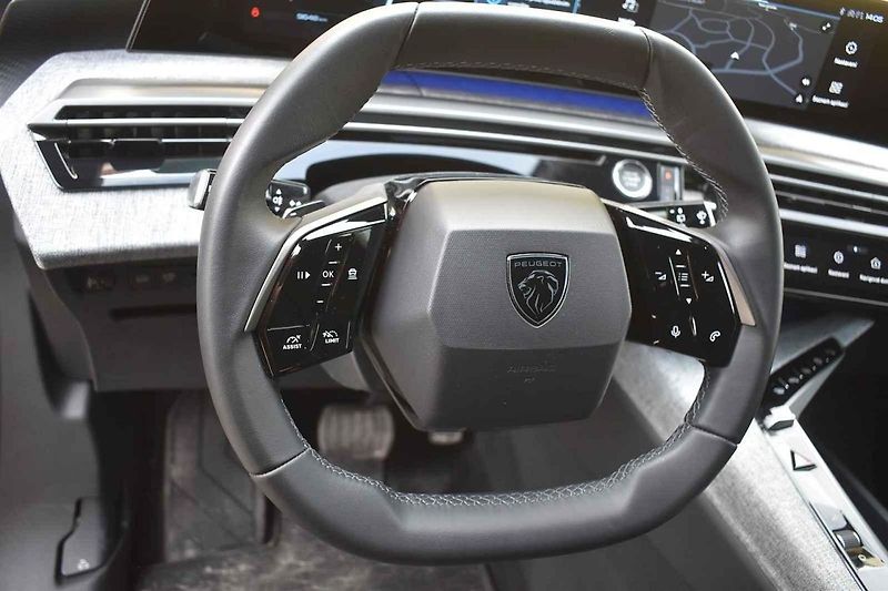 Peugeot 5008 v nové generaci narostl.