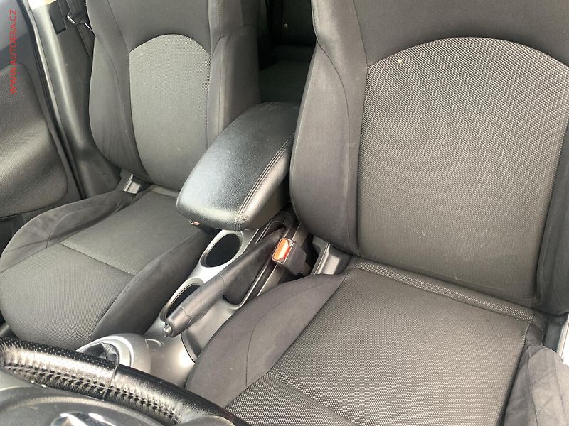 Nissan Juke (2010) 1.6i, AC, tempo - fotka 9 z 17