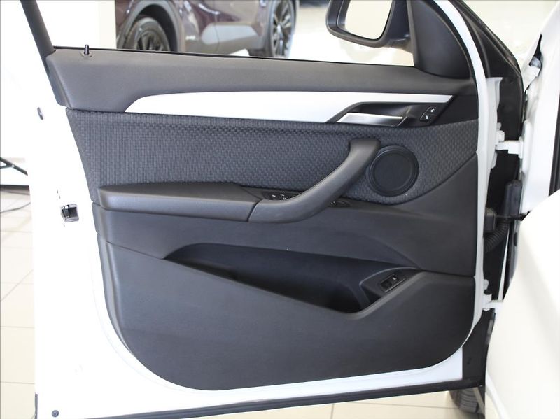 BMW X1 2,0 18d xDrive 115tkm.2.maj.ČR - fotka 18 z 24