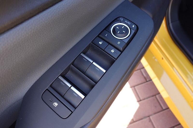 Toyota Prius 2.0 PHEV Executive sada komple - fotka 10 z 35
