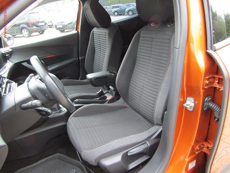 Peugeot 2008 (2022) 1.2PT, ČR, LED, park.čidla - fotka 9 z 22