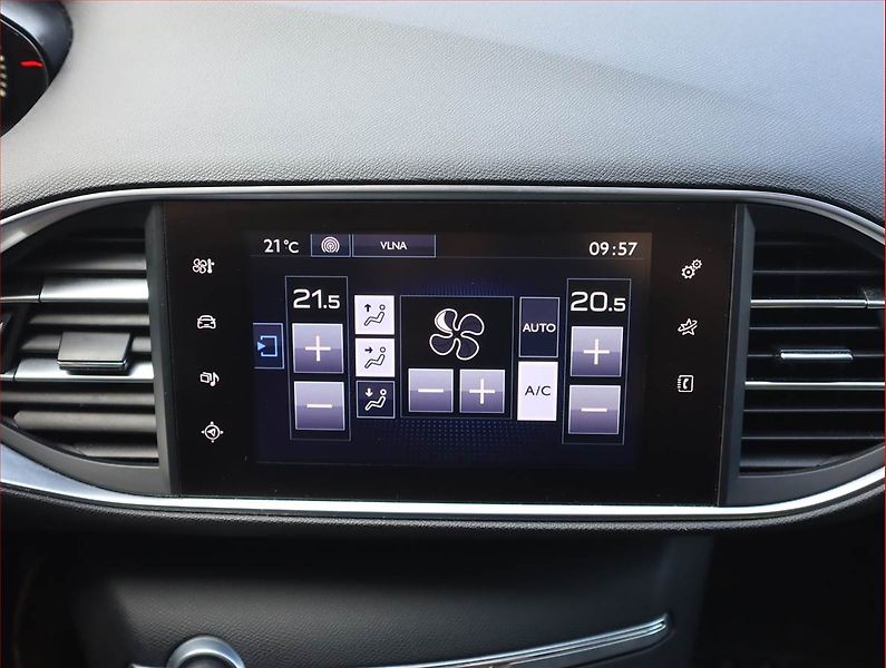 Peugeot 308 (2017) 1.2 PureTech, Serv.kniha, Navi - fotka 15 z 18
