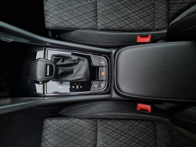Škoda Karoq 2.0 TDI Style DSG,ČR,1.Maj - fotka 37 z 50