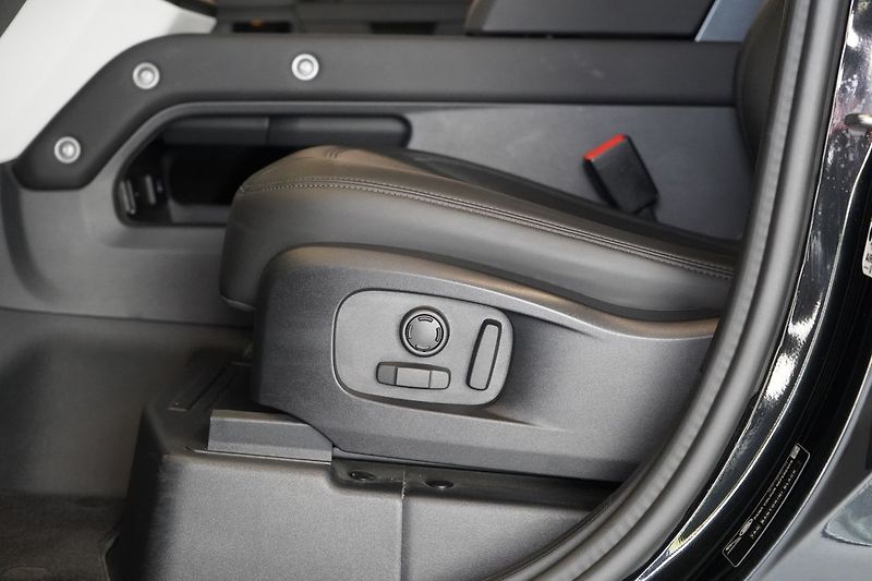 Land Rover Defender 110 D300 X-Dynamic SE - fotka 21 z 42