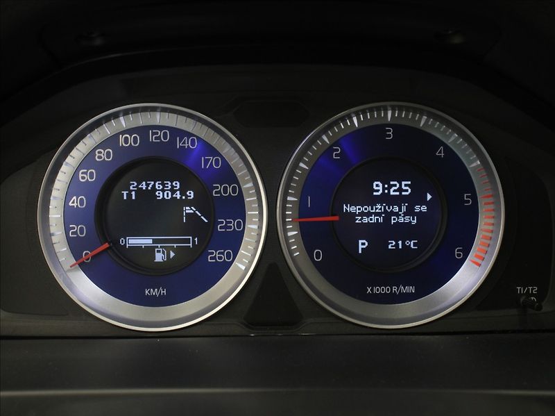 Volvo V60 2,4 D4 AT AWD R-Desing ČR - fotka 20 z 20