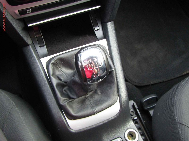 Škoda Octavia (2009) 1.6 TDi, Ambiente, xenon - fotka 15 z 17