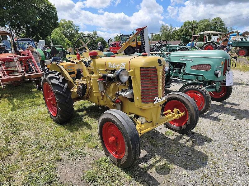 Žlutý Zetor 25 ve Skalné. V roce 1946 ho nastříkali barvou po Afrikakorpsu