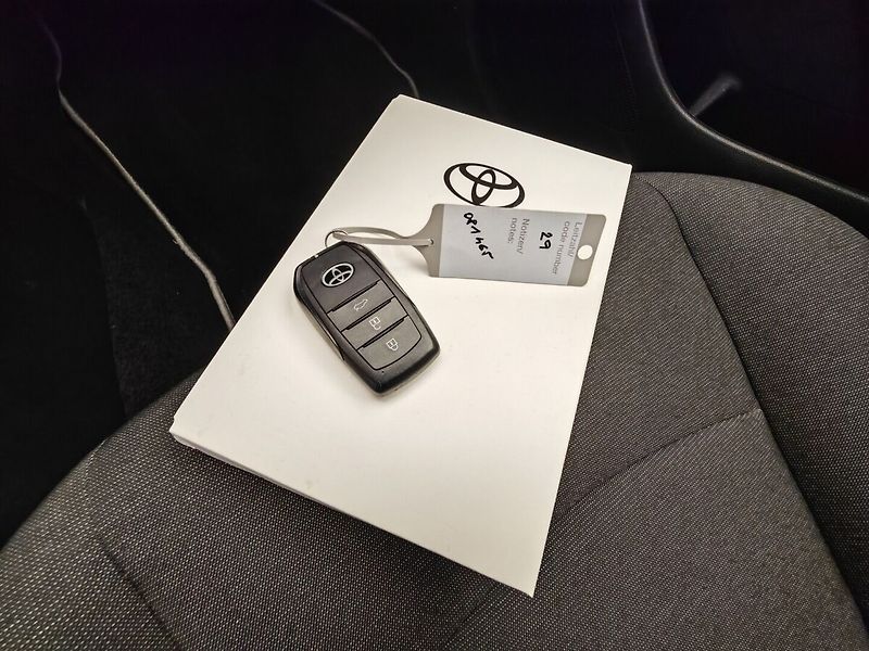 Toyota Corolla 1.8 Hybrid Comfort e-CVT sedan - fotka 36 z 36