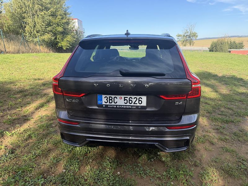 Volvo XC60 B4    R Design    ČR - fotka 6 z 31