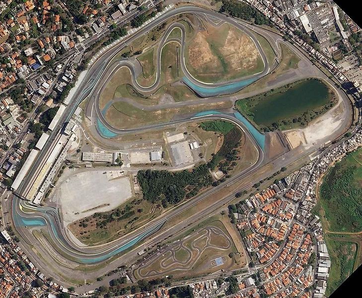 Pro vyznavače vůně spáleného benzínu a fanouška motorsportu není na světě nic lepšího než se pohybovat v prostředí kolem závodní dráhy. Projděte se TOP 10 těch nejlepších závodních okruhů světa.