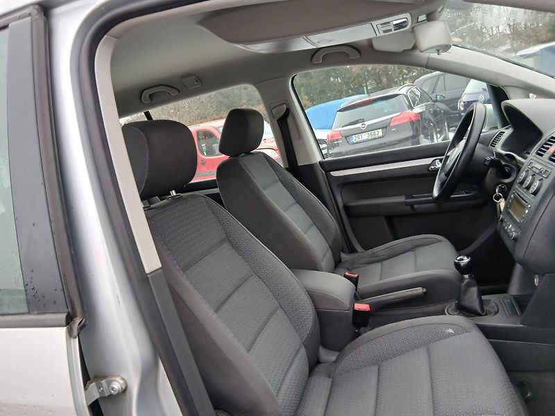 Volkswagen Touran 1.6 FSI, ALU - fotka 26 z 27