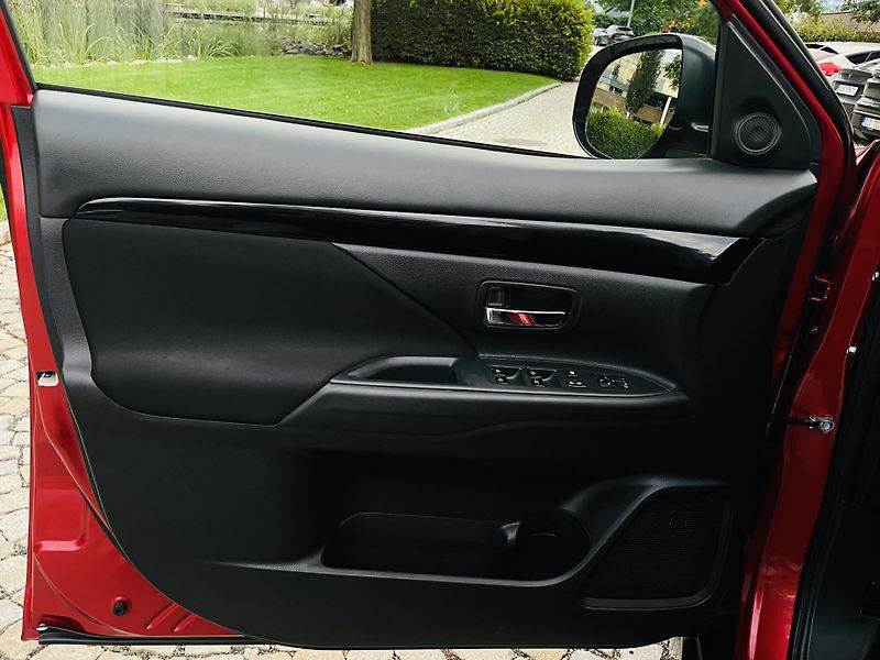 Mitsubishi Outlander 2.0i AUTOMAT 1.MAJITEL KAMERA  - fotka 31 z 43