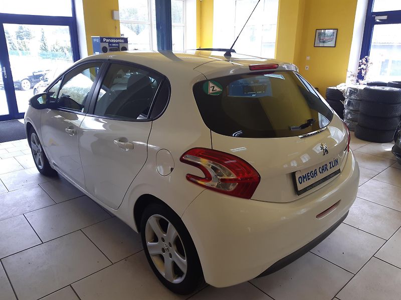 Peugeot 208 1.2 i KLIMA koup. ČR - fotka 5 z 27