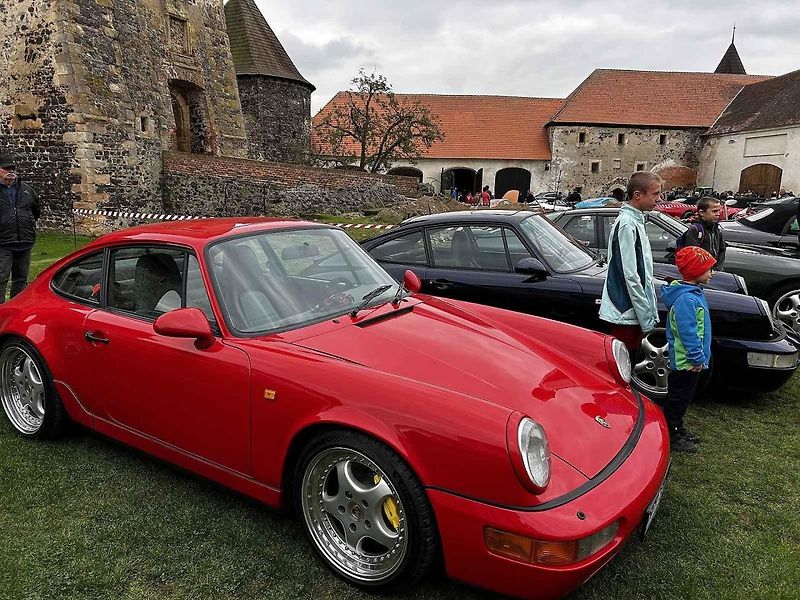 Sraz vozů Porsche ve Švihově na hradě.