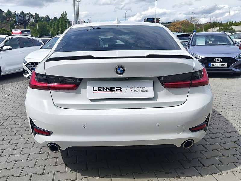 BMW Řada 3 2.0 320i/135kW Sport Line AT - fotka 6 z 29