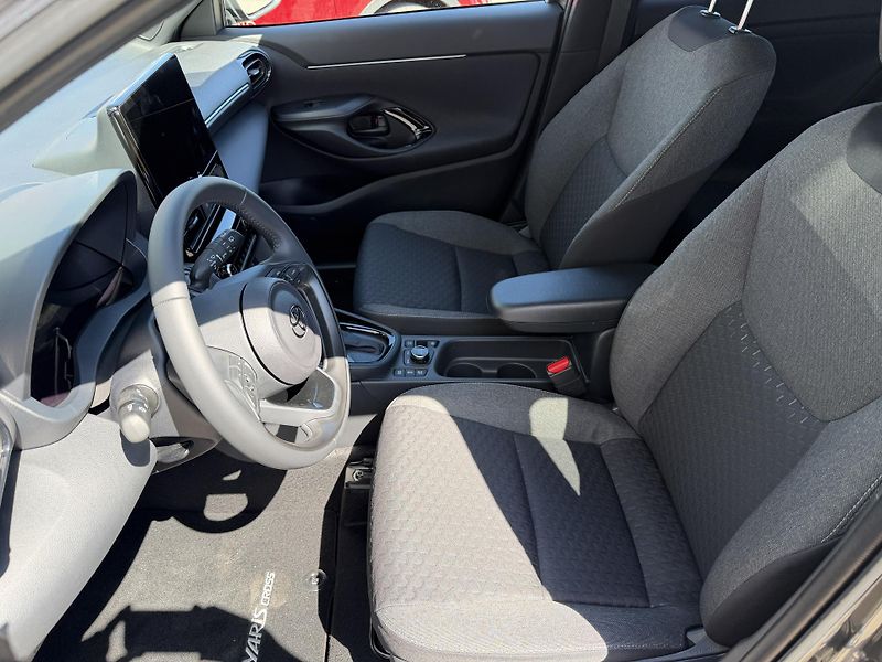 Toyota Yaris Cross (2026) 1.5 Hybrid 130 4x4 STYLE - fotka 8 z 16