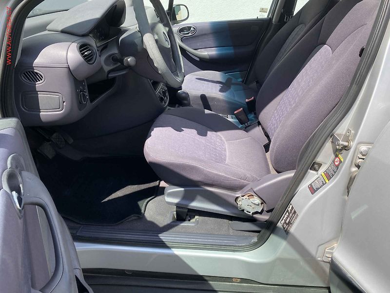 Mercedes-Benz Třídy A (2003) 1.4i 140, AC - fotka 9 z 16
